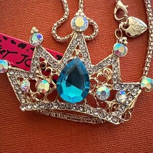 🩵 Betsey Johnson stunning crystal encrusted Crown Jewels pendant necklace 🩵